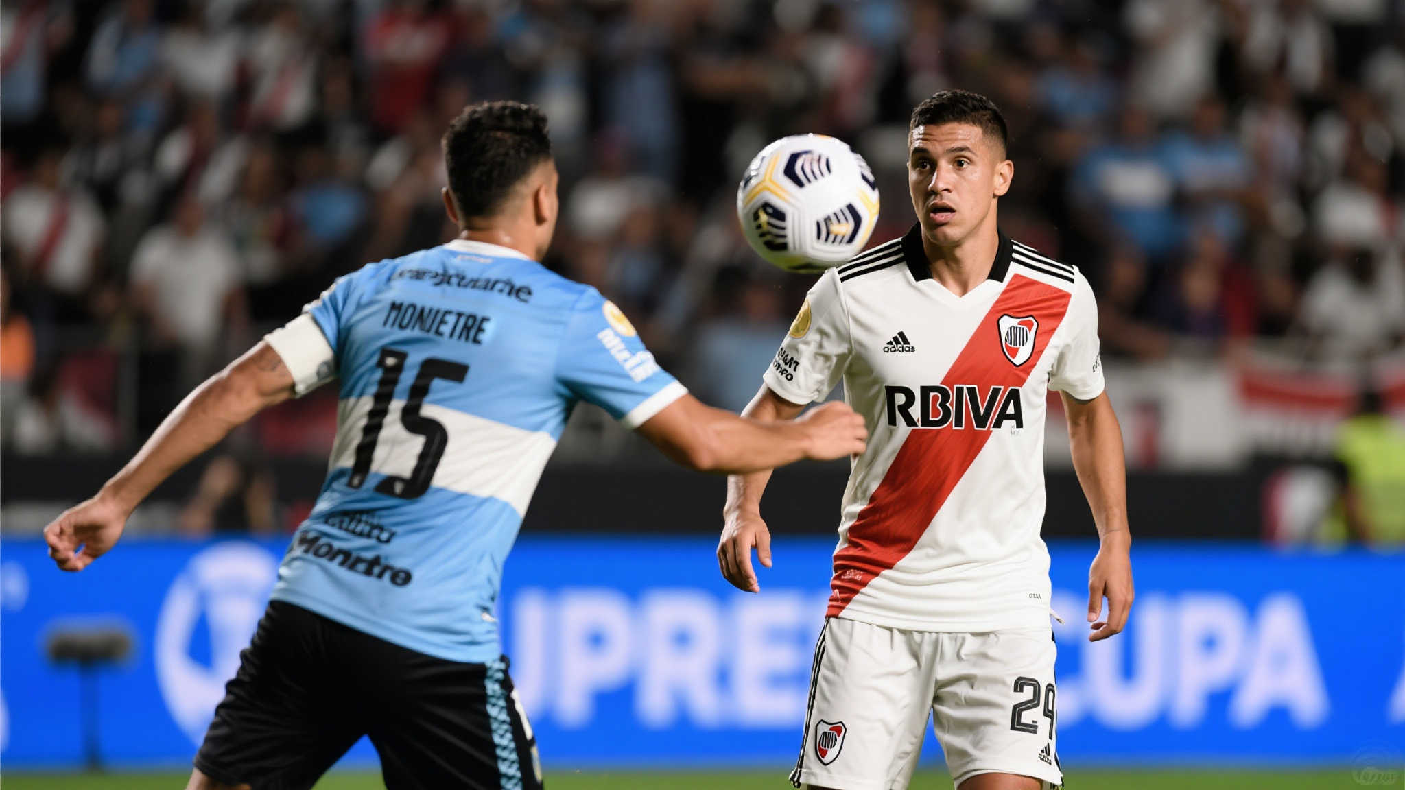 在全世界球迷的瞩目中，一场激动人心的比赛于世俱杯小